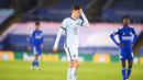 Penyerang Chelsea, Kai Havertz, tampak kecewa usai ditaklukkan Leicester City pada laga Liga Inggris di Stadion King Power, Selasa (19/1/2021). Chelsea takluk dengan skor 2-0. (Michael Regan/Pool via AP)