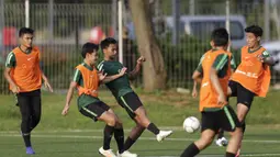 Pemain Timnas Indonesia U-22, Bagas Adi, menendang bola saat latihan di Lapangan ABC Senayan, Jakarta, Kamis (14/2). Latihan ini merupakan persiapan terakhir jelang Piala AFF U-22 2019 di Kamboja. (Bola.com/M. Iqbal Ichsan)