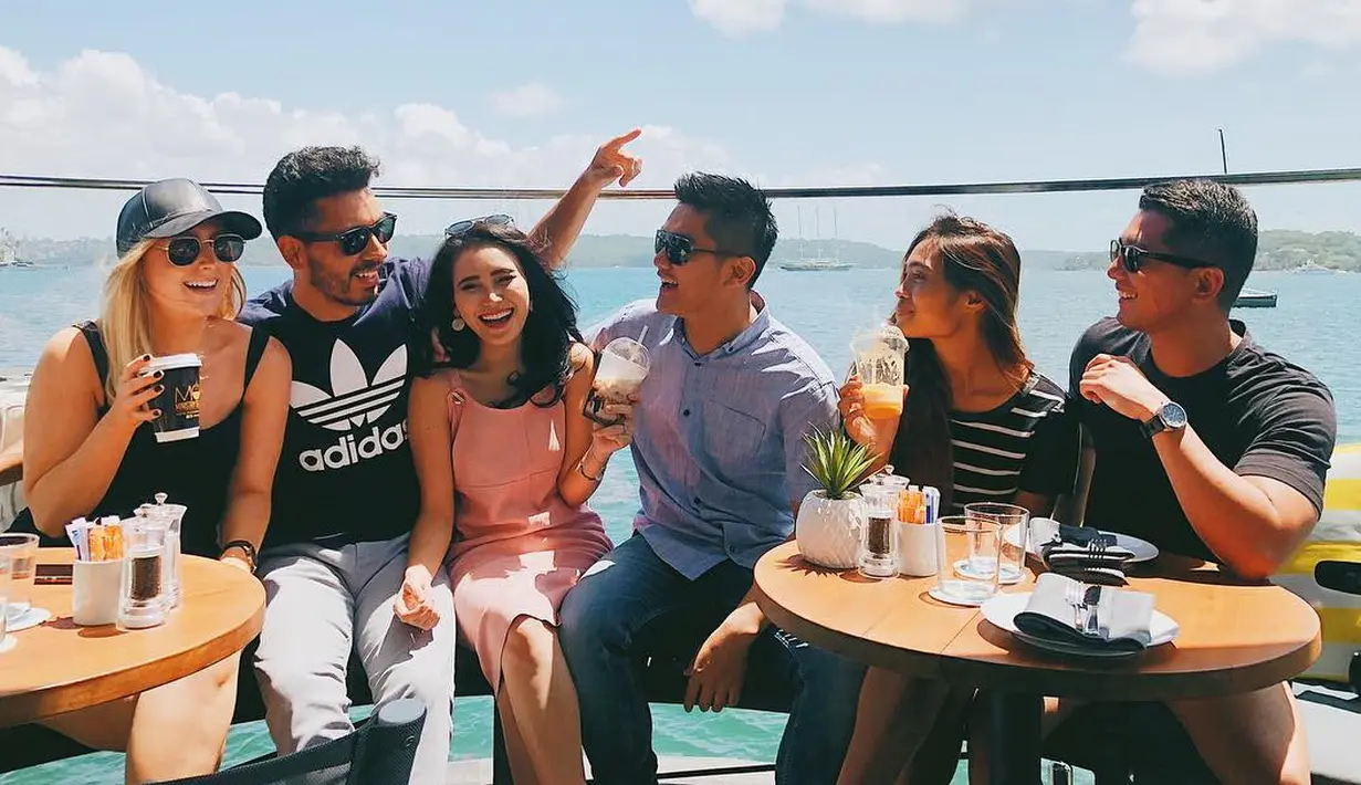 Bukan hanya itu, Ayu pun meminta maaf dan mengatakan bahwa teman-temannya sekarang ini adalah bule. “Sorry guys, my friends are now bule.....,” tulis Ayu. (Instagram/ayutingting92)