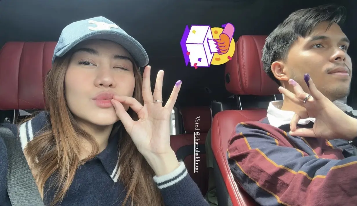 Aaliyah Massaid didampingi suami untuk nyoblos tahun ini. Tampak, Aaliyah mengenakan atasan knit berkerah lengan panjang warna hitam dipadukan topi cap denim dari Celine. [@aaliyah.massaid]