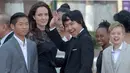 Dilaporkan dailymail.com, pada Sabtu (18/2/2017) merupakan kali pertama Angelina Jolie di depan umum dan memberikan pernyataan resmi soal perceraiannya. Bersama keenam anaknya, Jolie hadir di Siem Reap, Cambodia. (AFP/Bintang.com)