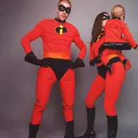 Justin dan Hailey Bieber membagikan foto-foto Halloween keluarga mereka bersama putra mereka, Jack Blues Bieber. Mereka berdandan layaknya keluarga dari film animasi The Incredibles, dengan Hailey sebagai Elastigirl, Justin sebagai Mr. Incredible, dan Jack sebagai Jack-Jack. Mereka semua mengenakan baju merah dan hitam yang serasi dengan logo superhero dan topeng hitam. [@lilbieber]