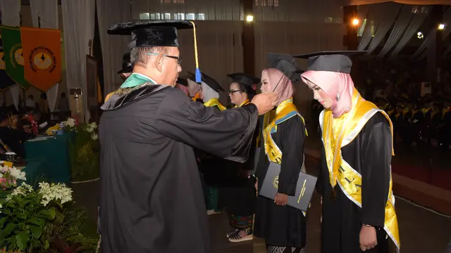 Indri Suwarti, anak kuli truk yang lulus dengan predikat Cumlaude di Unsoed, Purwokerto. (Foto: Liputan6.com/Unsoed/Muhamad Ridlo)
