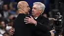 Pelatih Manchester City, Pep Guardiola (kiri) bersalaman dengan pelatih Real Madrid, Carlo Ancelotti dalam laga leg 2 play off Liga Champions 2024/2025 di Santiago Bernabeu, Madrid, Spanyol, Rabu (20/02/2025) waktu setempat. (AFP/Javier Soriano)