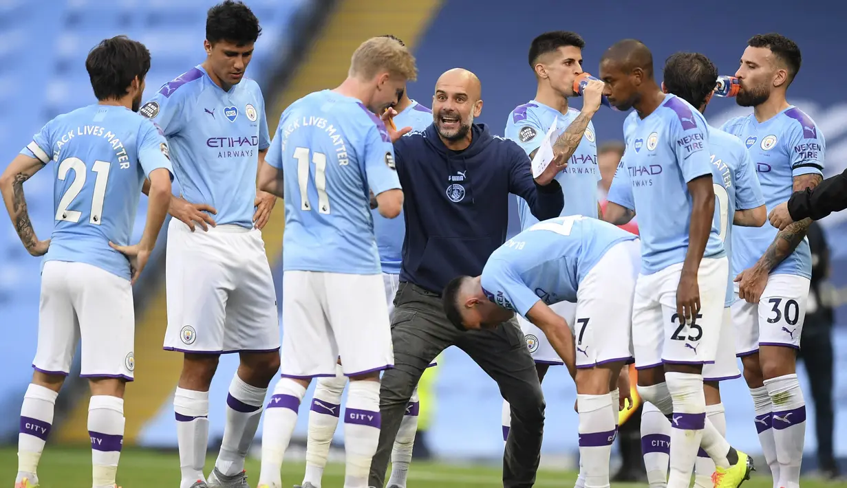 Pelatih Manchester City, Pep Guardiola, memberikan arahan kepada anak asuhnya saat melawan Burnley pada laga Premier League di Stadion Etihad, Senin (22/6/2020). Manchester City menang 5-0 atas Burnley. (AP/Shaun Botterill)