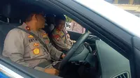 Kapolda Dan Wakapolda Banten Menjajal Mobil Listrik. (Kamis, 22/12/2022). (Yandhi Deslatama/Liputan6.com).