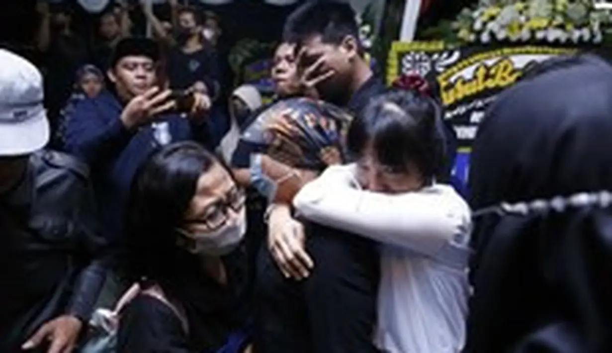 Tak ayal, isak tangis keluarga dan teman dekat pun pecah seketika, menyambut jenazah Vanessa dan suami. (KapanLagi.com/Bayu Herdianto)