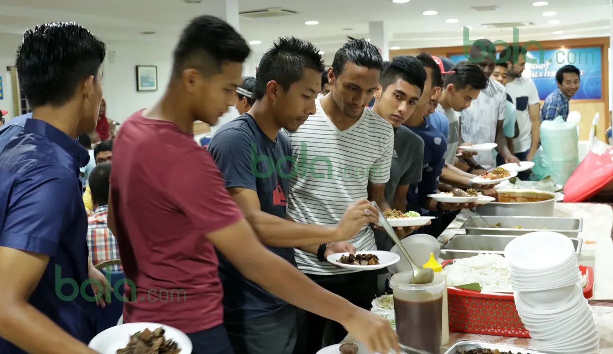 Pemain baru T-Team, Rohit Chand (ke empat dari kiri) bersama pemain muda T-Team saat makan malam bersama di Kelab Ekslusif Bandaraya Kuala Terengganu, Malaysia (25/01/2016). (Bola.com/Nicklas Hanoatubun)