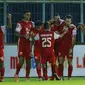 Para pemain Persija Jakarta merayakan gol yang dicetak oleh Marc Klok ke gawang Bhayangkara Solo FC pada laga Piala Menpora 2021 di Stadion Kanjuruhan, Malang, Rabu (31/3/2021). Persija menang 2-1. (Bola.com/M Iqbal Ichsan)