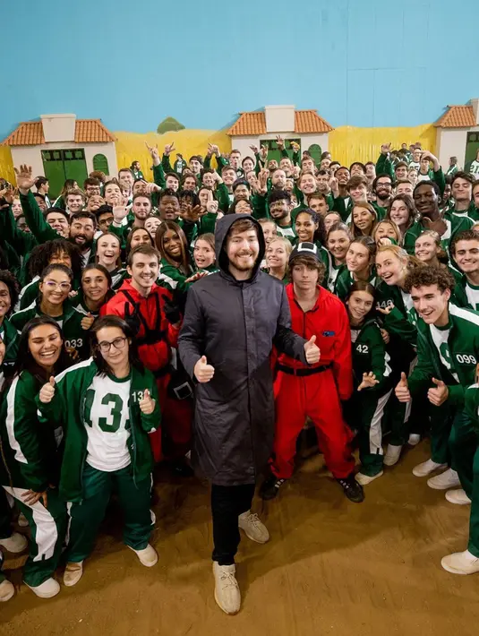 Salah satu konten YouTube milik Mr.Beast yang begitu dikenal ialah saat ia mengkreasikan kembali berbagai permainan dalam serial Squid Game. Bahkan, jumlah peserta yang ikut mencapai ratusan. (Liputan6.com/IG/@mrbeast)