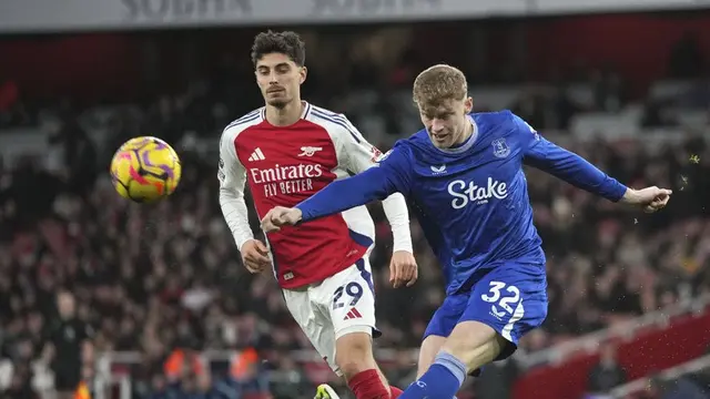 Jarrad Branthwaite (kanan) menghalau bola dari kejaran Kai Havertz (c) AP Photo/Kin Cheung