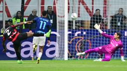 Gol tunggal kemenangan AC Milan dicetak oleh Pervis Estupinan pada menit ke-35. Dia menjebol gawang Yann Sommer memanfaatkan umpan dari Youssouf Fofana. (AFP/Stefano Rellandini)