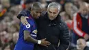 Pelukan hangat Jose Mourinho untuk Ashley Young saat Manchester United bertandang ke markas Liverpool pada laga Premier League di Stadion Anfield, Liverpool, Selasa (18/10/2016) dini hari WIB. (Action Images via Reuters/Carl Recine)