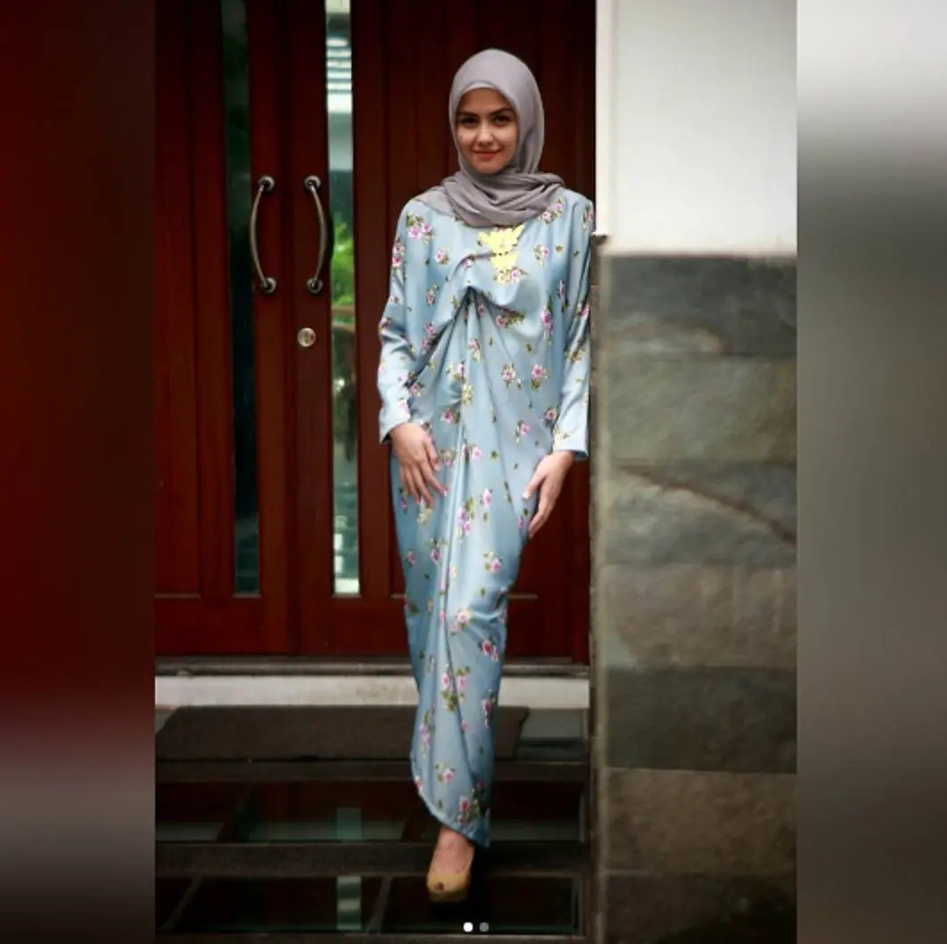 Gaya berhijab Revalina S Temat, tetap modis. (Instagram @vatemat)