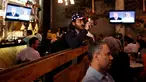 Seorang pendukung Partai Demokrat menyaksikan debat Capres AS Donald Trump dan Hillary Clinton dari siaran televisi di Sebuah Restoran di Meksiko, (19/10). Debat kali ini menjadi pertarungan terakhir keduanya jelang Pemilu di AS. (Reuters/Carlos Jasso) 