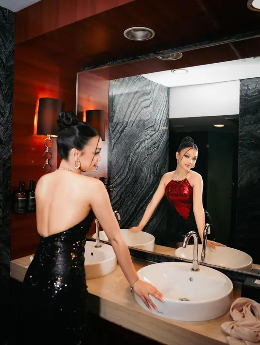Tampilan Naura Ayu juga terlihat dewasa berkat makeup bold glam yang dipulas Franky Wu [@naura.ayu]
