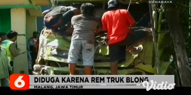 VIDEO : Dump Truk Tabrak Rumah di Jalur Malang-Lumajang