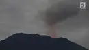Asap yang disemburkan dari kawah Gunung Agung terlihat di Karang Asem, Bali (30/11). H+6 pasca erupsi, warna merah di puncak Gunung Agung mulai tampak samar, berbeda dengan beberapa hari sebelumnya. (Liputan6.com/Immanuel Antonius)