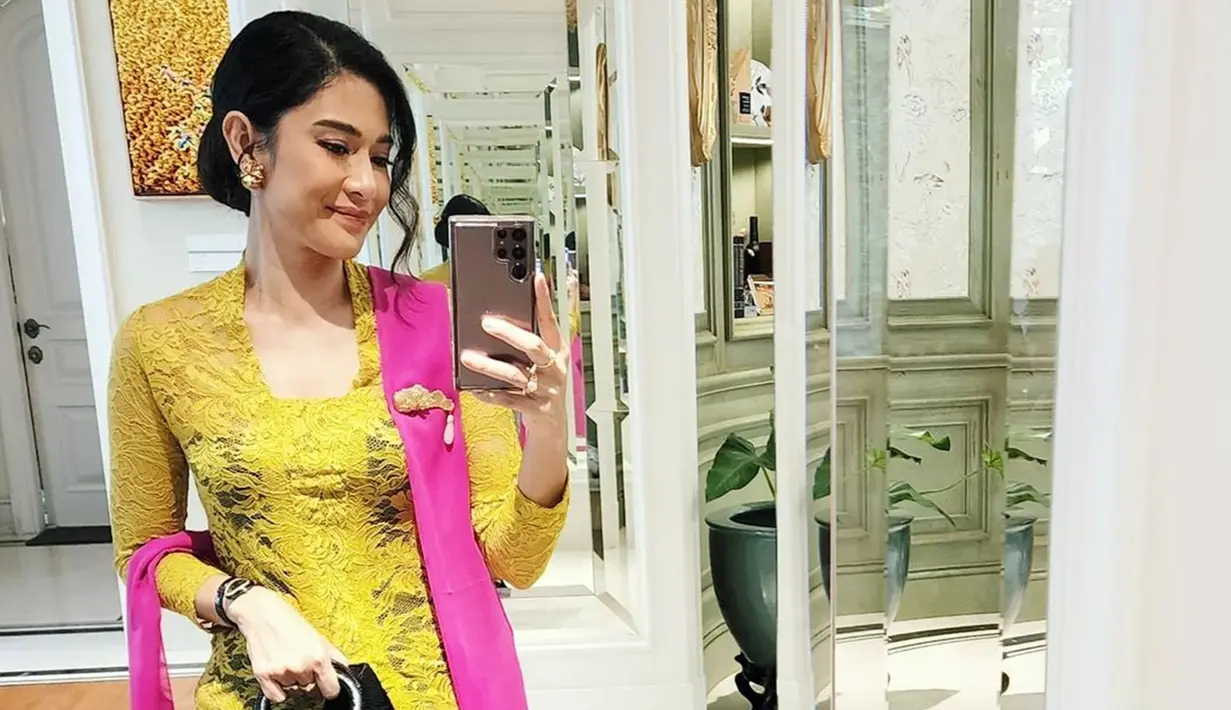 <p>Pemilik nama lengkap Diandra Paramitha Sastrowardoyo terlihat sumringah usai dandan menawan dengan kebaya. Rasa bahagia Dian Sastro kian lengkap dengan mengabadikan dirinya dengan mirror selfie. Foto cantik Dian Sastro saat mirror selfie ini banjir pujian. (Liputan6.com/IG/@therealdisastr)</p>