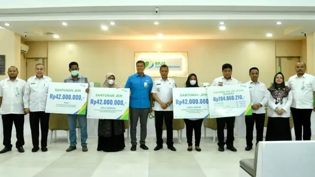 Wali Kota Pekanbaru Serahkan Santunan Kematian BPJS Ketenagakerjaan Sebesar Rp446 Juta