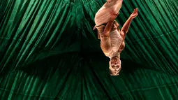 Aksi seorang pemain akrobat saat tampil dalam pratinjau media untuk  pertunjukan ‘Cirque Du Soleil: Kooza’ di Singapura, Selasa (11/7). Pertujukan ini menggabungkan dua tradisi sirkus, yakni akrobatik dan seni melucu (badut). (AP/ Wong Maye-E)