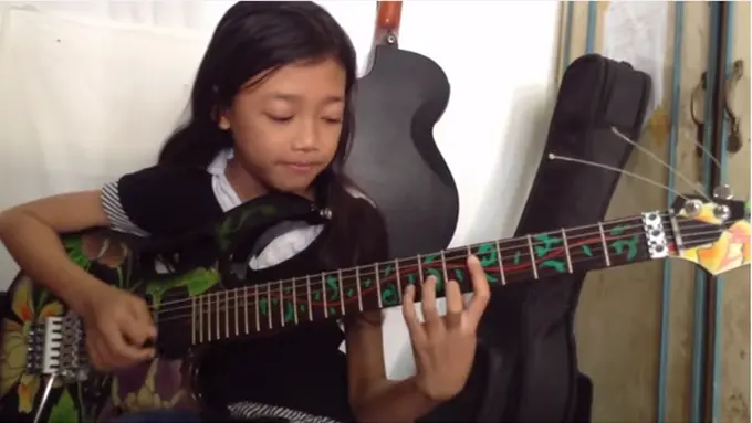 Pintar Bermain Gitar Listrik, Bocah Ini Bikin Kagum Netizen Dunia