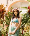 Dalam potret yang dibagikan di Instagram, tampak Shandy mengenakan kostum khas orang Hawaii bernama “Luau”.  [Instagram/shandyaulia]