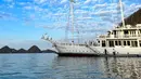 Langit biru dan awan putih, Komodo terlihat makin eksotis. Gracia terpikat dengan keindahan alam NTT. [Instagram.com/jkr48gracia]