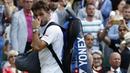 Tatapan Stan Wawrinka saat meninggalkan lapangan usai kalah dari Daniil Medvedev di Wimbledon Tennis Championships 2017, London, (3/7/2017). Stan kalah 4-6, 6-3, 4-6, 1-6. (AP/Kirsty Wigglesworth)