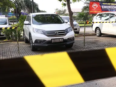 Sejumlah mobil terparkir berjarak di Rest Area KM 13,5 Palm Square Tol Jakarta-Tangerang, Jumat (29/5/2020). Penerepan parkir berjarak dan pengecekan suhu tubuh di area tersebut diberlakukan untuk menekan penyebaran Covid-19. (Liputan6.com/Angga Yuniar)