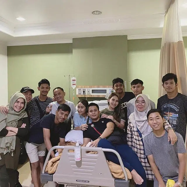 6 Momen Ayu Ting Ting Jaga Adiknya yang Terbaring di Rumah Sakit