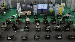 Warga menunggu untuk dipantau kemungkinan efek sampingnya setelah menerima vaksin COVID-19 Pfizer di pusat vaksinasi di Seoul, Korea Selatan, 25 Oktober 2021. Korea Selatan telah mencapai tujuannya untuk memvaksinasi 70 persen dari 52 juta penduduknya. (AP Photo/Ahn Young-joon)