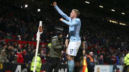Pemain Manchester City, Kevin De Bruyne mencatatkan namanya sebagai salah satu pemain pemberi assist di Premier League, De Bruyne mengoleksi delapan assist untuk timnya hingga pean ke-16 Premier League. (AP/Dave Thompson)
