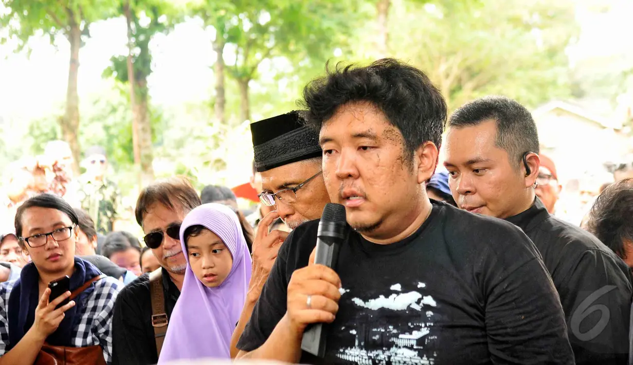 Anak sulung aktor Didi Petet, Gentar Jagat Raya meminta kepada seluruh masyarakat Indonesia untuk mau memaafkan segala kesalahan yang dilakukan oleh ayahnya semasa hidup, Jakarta, Jumat (15/5/2015). (Liputan6.com/Faisal R Syam)