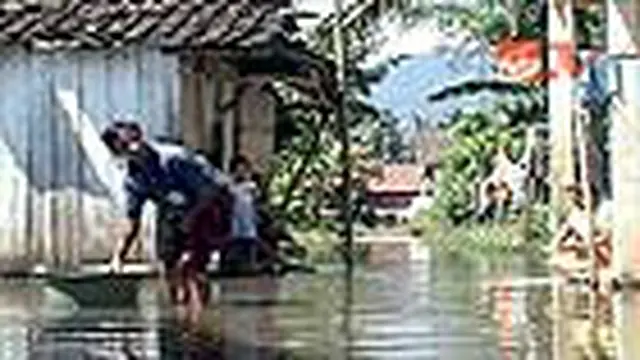 Puluhan rumah di Rowo Boni, Banyu Biru, Salatiga, Jawa Tengah, terendam banjir sejak April silam. Rumah warga terendam air setinggi 40 sampai 60 cm.