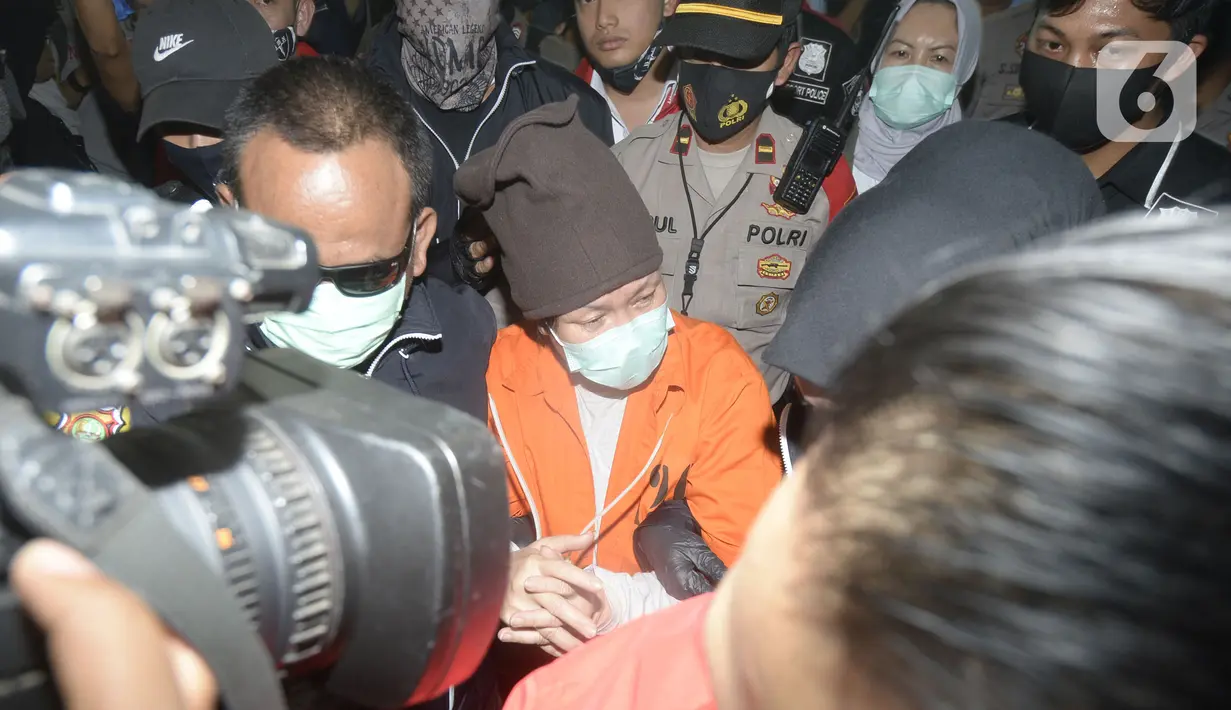 Maria Pauline Lumowa (berbaju tahanan) yang diekstradisi dari Serbia tiba di Bandara Soekarno-Hatta, Tangerang, Banten, Kamis (9/7/2020). Maria Pauline Lumowa merupakan pembobol kas BNI Cabang Kebayoran Baru senilai Rp 1,2 triliun pada Oktober 2002 - Juli 2003. (merdeka.com/Dwi Narwoko)