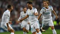 Gelandang Real Madrid Marco Asensio (tengah) merayakan gol ke gawang Barcelona pada leg kedua Piala Super Spanyol 2017 di Santiago Bernabeu, Madrid, Rabu (16/8/2017). (AFP/Gabriel Bouys)