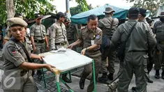 Petugas Satpol PP mengakut lapak pedagang ke atas mobil truk kdi kawasan Senen, Jakarta, Selasa (29/3/2016). Penertiban dilakukan karena lapak PKL yang berada di atas trotoar mengganggu pejalan kaki. (Liputan6.com/Yoppy Renato)