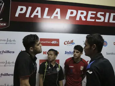 Meski bakal tampil sebagai lawan di lapangan, pemain Arema Cronus, Fabiano Beltrame dan I Gede Sukadana, tampak berbincang akrab sebelum pertandingan dengan penyerang Mitra Kukar, Carlos Raul. (Bola.com/Erwin Fitriansyah)