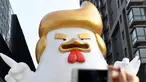 Patung ayam berukuran super besar dipajang di pusat perbelanjaan Tiongkok berhasil menyedot perhatian pengunjung, Sabtu (24/12). Pasalnya, patung ayam itu sangat mirip dengan presiden terpilih Amerika Serikat Donald Trump. (AFP PHOTO / STR)