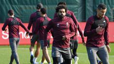 Penyerang Liverpool, Mohamed Salah, tampak serius saat mengikuti sesi latihan jelang laga Liga Champions di Melwood, Liverpool, Senin (8/4). Liverpool akan berhadapna dengan Porto. (AFP/Paul Ellis)