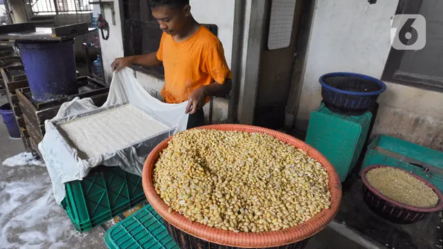 Pembuat Tahu Terdampak Kenaikan Harga Kedelai