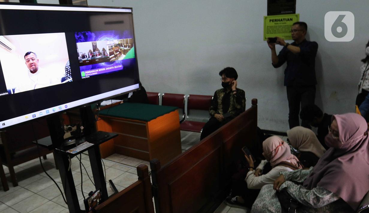 Terdakwa mantan Presiden ACT Ahyudin menjalani sidang perdana secara virtual di Pengadilan Negeri Jakarta Selatan, Jakarta, Selasa (15/11/2022). Sidang tersebut beragendakan pembacaan dakwaan terkait perkara dugaan penggelapan dana bantuan Boeing oleh Aksi Cepat Tanggap (ACT) dengan terdakwa mantan Presiden ACT Ahyudin. (Liputan6.com/Herman Zakharia)