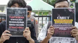 Aksi massa dari Koalisi Rakyat Menolak Penggusuran (KRMP) di depan Balai Kota DKI Jakarta, Kamis (10/2/2022). Selain berunjuk rasa, mereka juga akan menyerahkan surat tuntutan untuk mencabut Pergub DKI Jakarta 207 tahun 2016 yang meligitimasi penggusuran paksa. (Liputan6.com/Herman Zakharia)