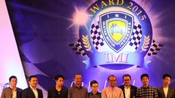 Rio Haryanto (kiri) saat menerima penghargaan pada acara IMI Awards di Hotel Borobudur, Jakarta, Kamis (17/12/2015). (Bola.com/Nicklas Hanoatubun)