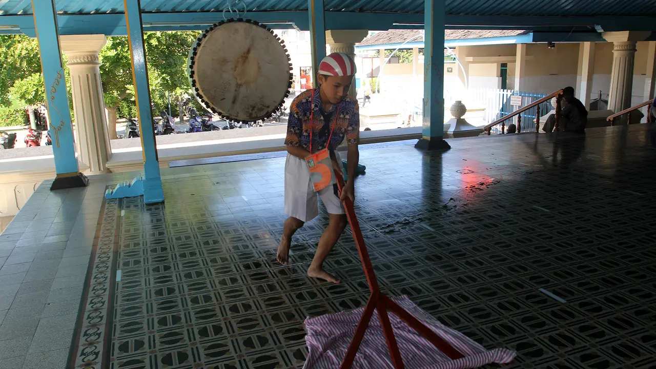 Opspek dengan bersihkan masjid