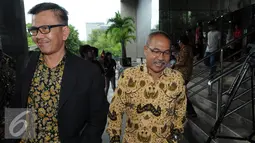 Hakim PN Jakarta Utara Sahlan Effendi (kiri) meninggalkan Gedung KPK usai menjalani pemeriksaan, Jakarta, Jumat (22/7). Sebanyak empat Hakim PN Jakarta Utara diperiksa sebagai saksi atas tersangka Samsul Hidayatullah. (Liputan6.com/Helmi Afandi)