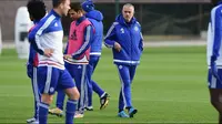 Jose Mourinho saat  memimpin latihan terakhir Chelsea di Cobham, London, Kamis (17/12/2015). Tak lama berselang, Chelsea memutuskan memecat Mou. (Daily Mail)