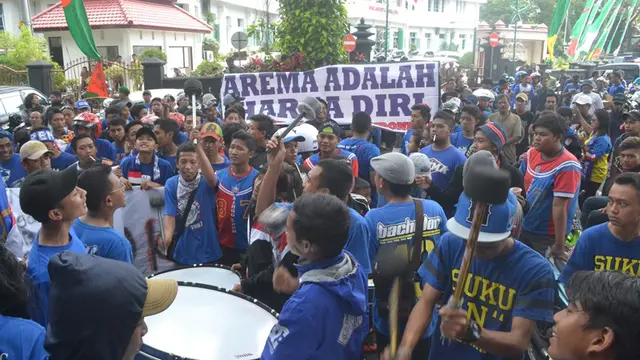 Aremania Demo BOPI dan Menpora