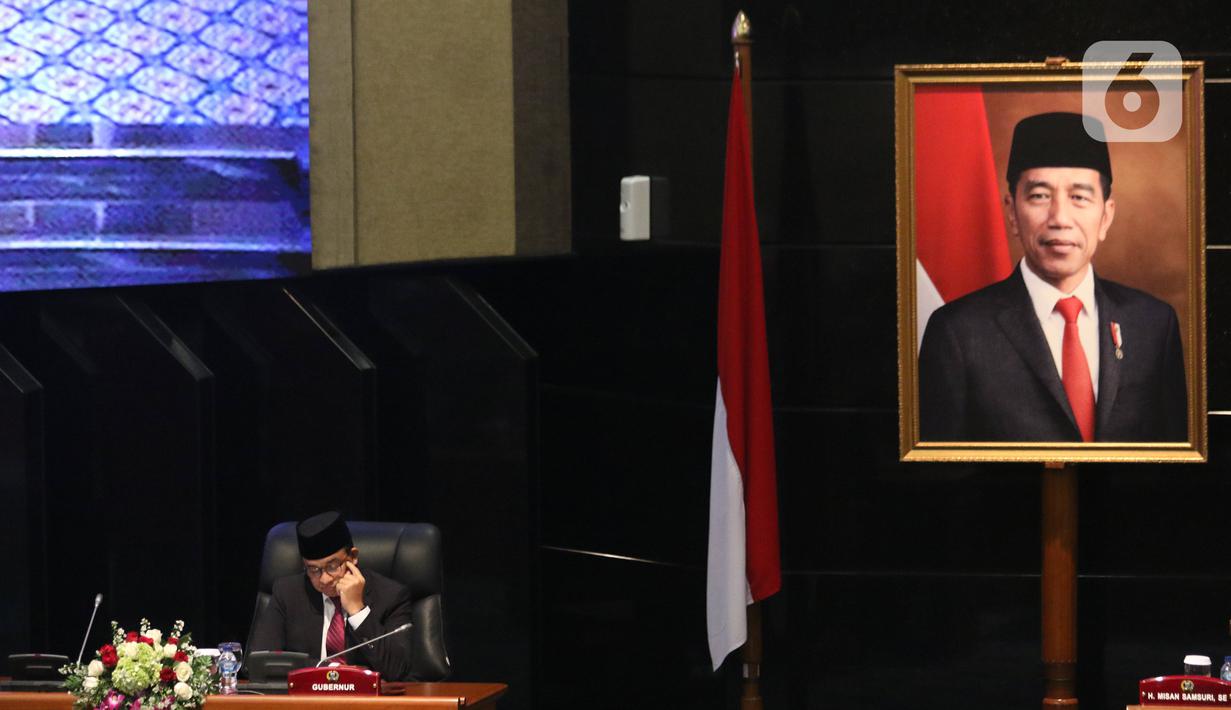 Gubernur DKI Jakarta Anies Basweden saat mengikuti Rapat Paripurna di Gedung DPRD DKI Jakarta, Rabu (19/2/2020). Rapat membahas Rancangan Peraturan DPRD dan pengesahan soal Tata Tertib (Tatib) Dewan dan Pemilihan Calon Wakil Gubernur. (Liputan6.com/Angga Yuniar)
